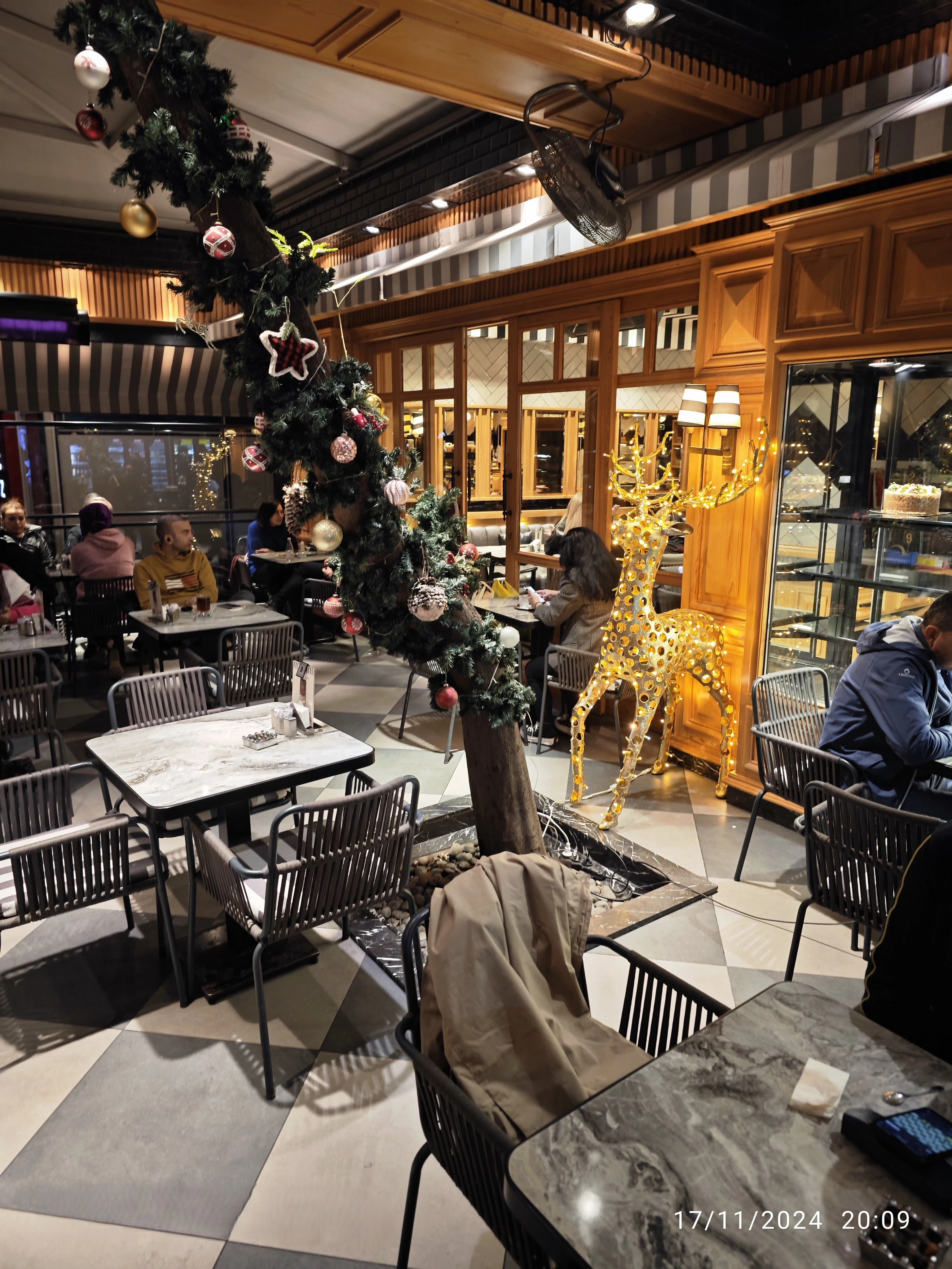 Restoran Yılbaşı Süsleme — Restoranınızı yılbaşı döneminde dolu tutun